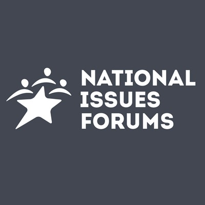 Logotyp National Issues Forum przedstawiający trzy postacie. Pod nimi znajduje się gwiazdka, która może symbolizować wspólny stół do rozmowy